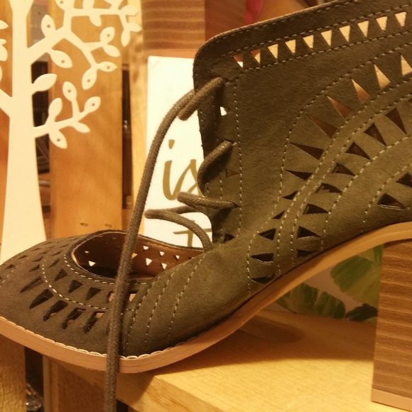 CANYON RIVER OLIVE GREEN STACK HEELS NEW 9 $20. - Picture 4 of 6